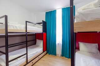 Отель Komuna Hostel & Hotel Батуми Кровать в общем 4-местном номере для мужчин и женщин-2