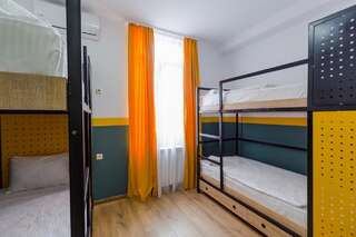 Отель Komuna Hostel & Hotel Батуми Кровать в общем 6-местном номере для мужчин и женщин-2