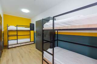 Отель Komuna Hostel & Hotel Батуми Кровать в общем 6-местном номере для мужчин и женщин-3