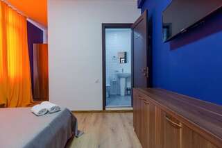 Отель Komuna Hostel & Hotel Батуми Двухместный номер с 1 кроватью-9